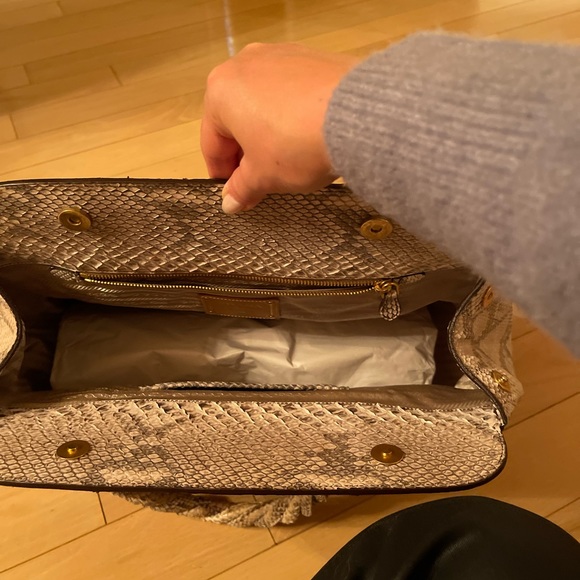 Prada bag - Picture 2 of 2